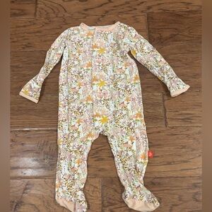 Magnetic Me Floral Magnetic Footie Sleeper
Size:3-6 month